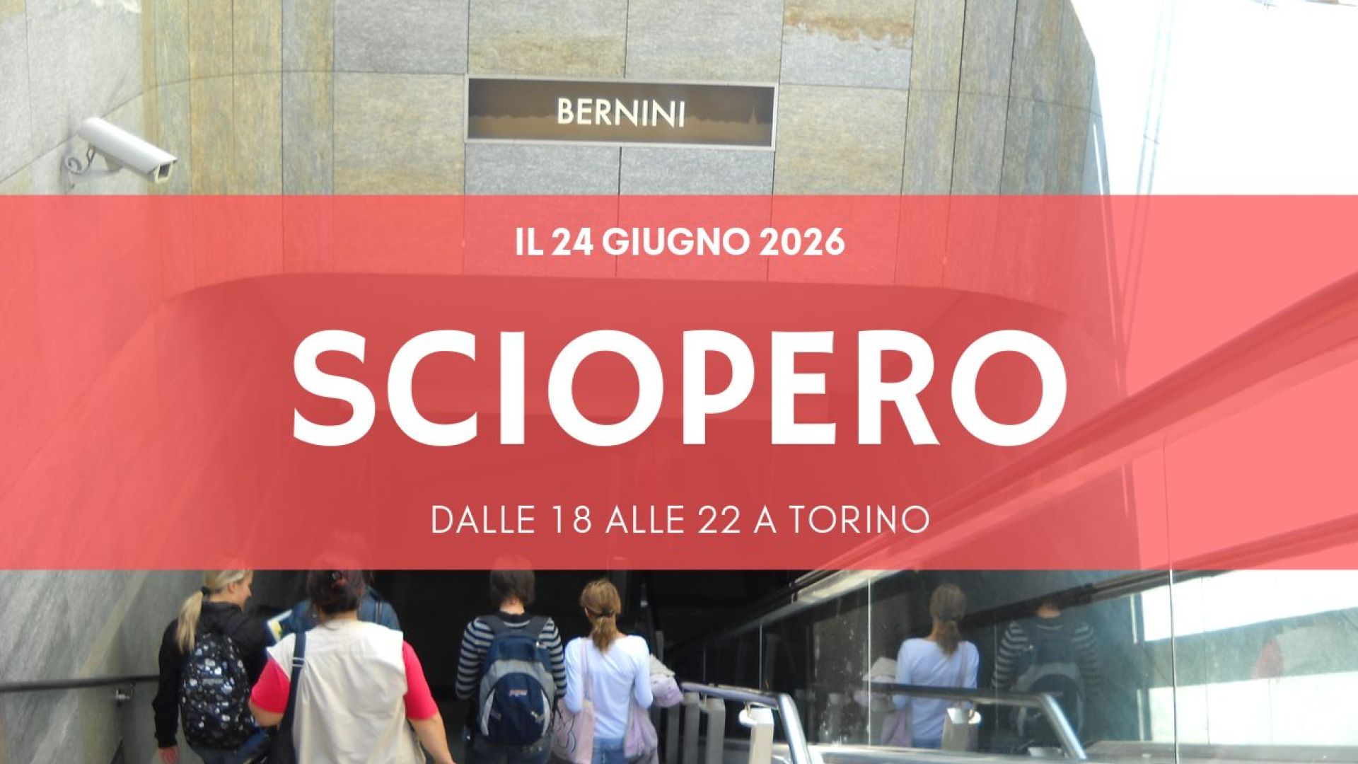 Persone scendono la scala di un ingresso della metropolitana di Torino durante lo sciopero dei trasporti